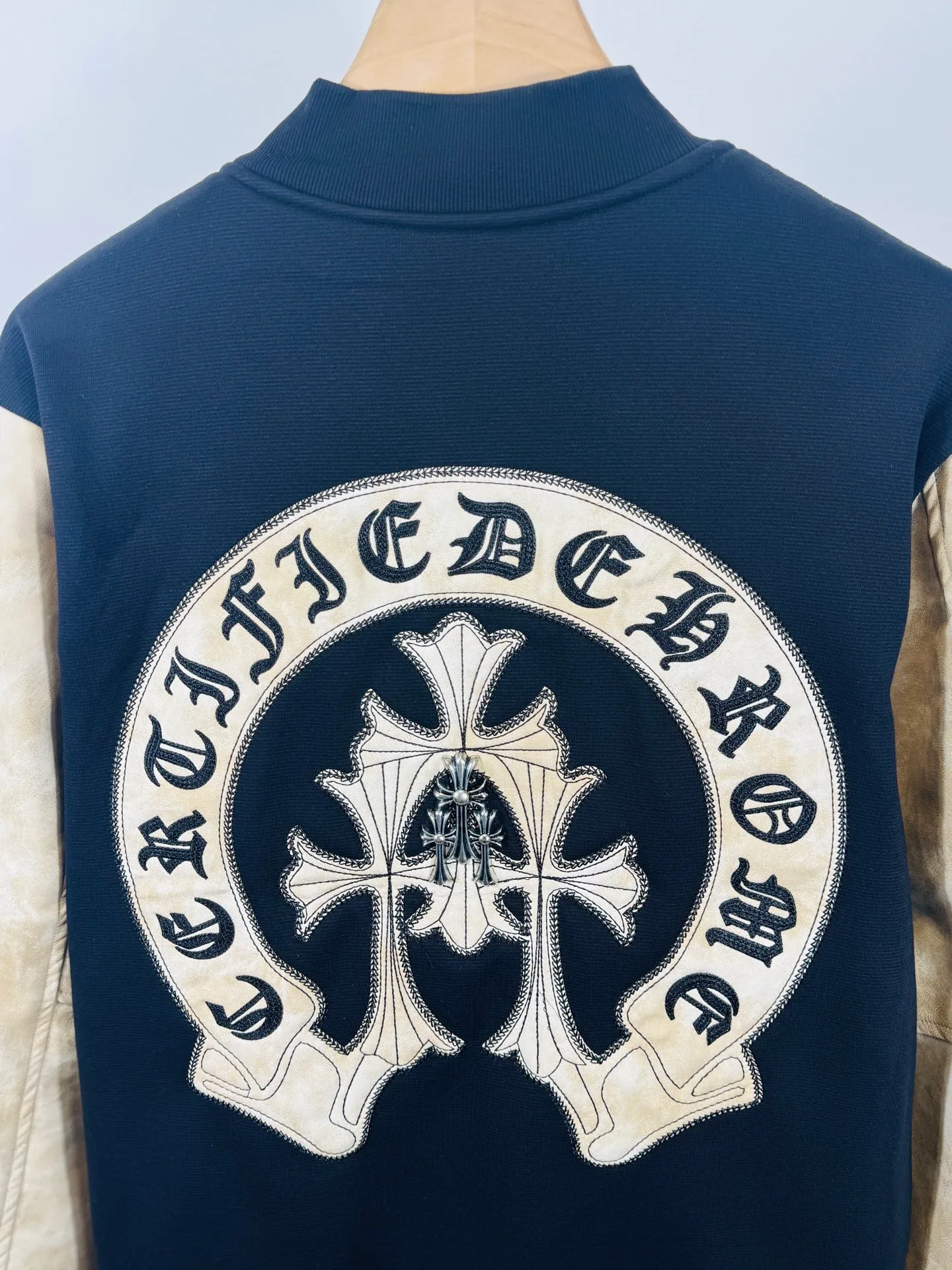 P520 top version 🐮 Real shot without P, ​​different from market products] Chrome Hearts 🍁Winter clothing is coming🍁 Sanskrit cross woolen leather sleeves spliced ​​baseball embroidered cotton jacket, heavy embroidery ➕ special craftsmanship of double sleeve splicing, counter synchronization, heavy industry! ! Customized version of thickened woolen fabric, silk lining, customized version of hardware, not the ordinary version on the market! ! Color: black coffee stitching Code number: S, M, L, XL